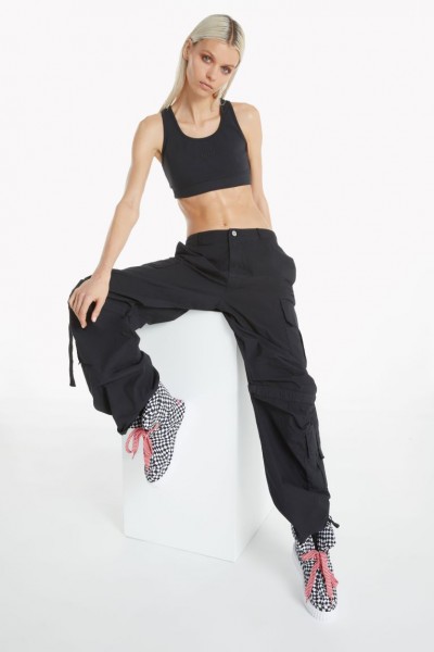 ŠPORTNI TOP Z VEZENIM LOGOTIPOM, ČRNE BARVE