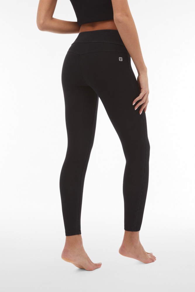 Hlače N.O.W.® s srednje visokim pasom iz trajnostne tkanine, denim črne, SS26