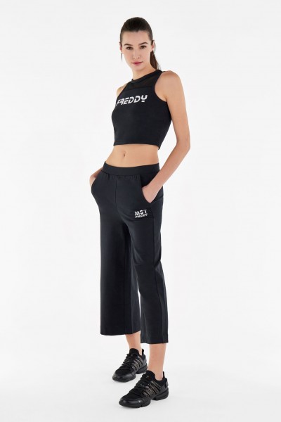 Crop top brezrokavnik z mrežastimi vložki in kontrastnim potiskom
