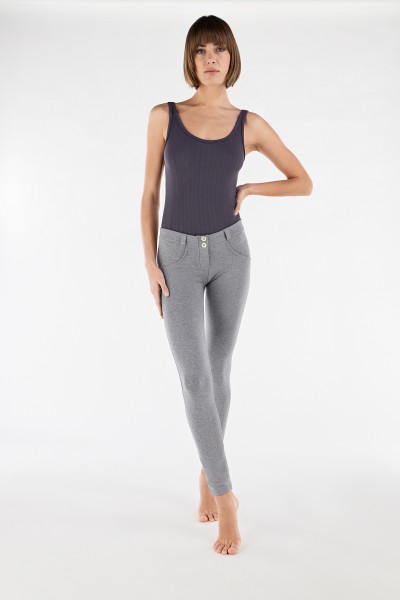 WR.UP® skinny hlače, push-up z normalnim  pasom iz organskega bombaža