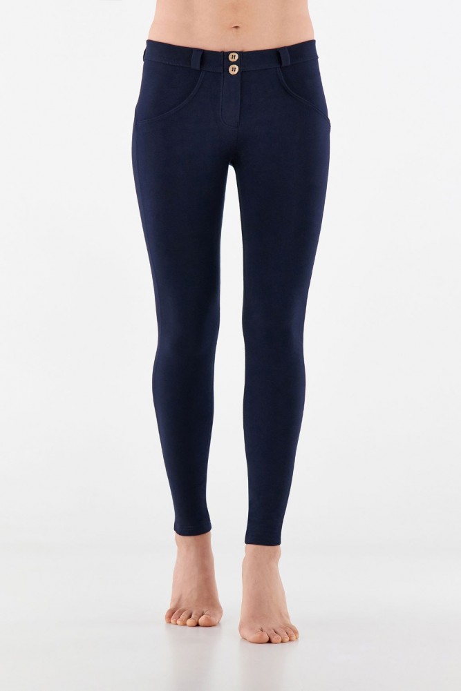 WR.UP® skinny push up hlače iz organskega bombaža z običajnim pasom
