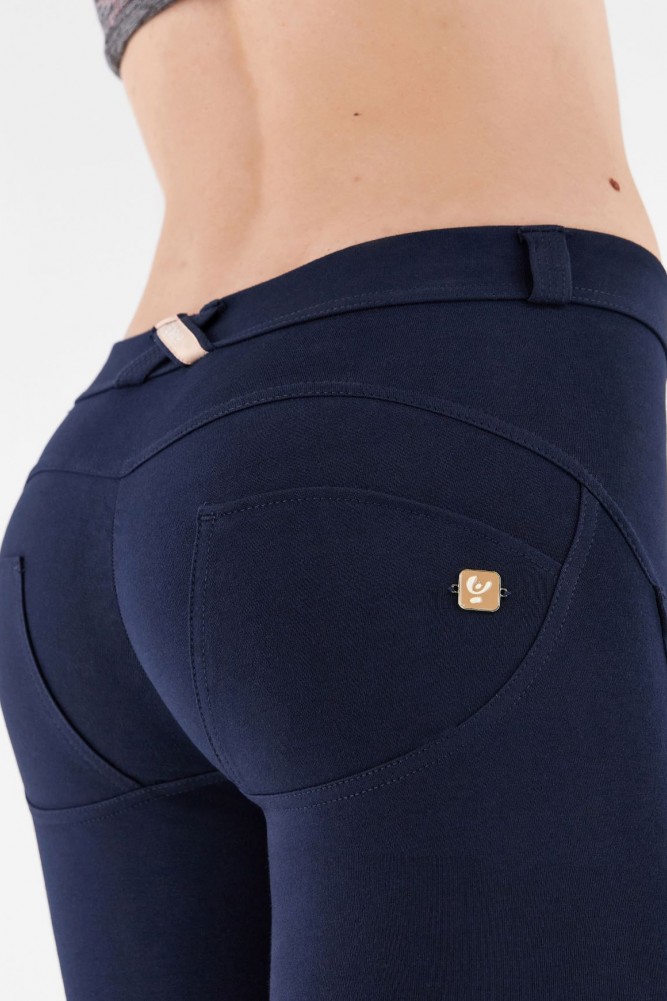 WR.UP® skinny push up hlače iz organskega bombaža z običajnim pasom