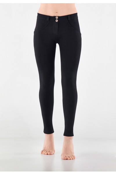 WR.UP® superskinny push up hlače iz organskega bombaža z običajnim pasom