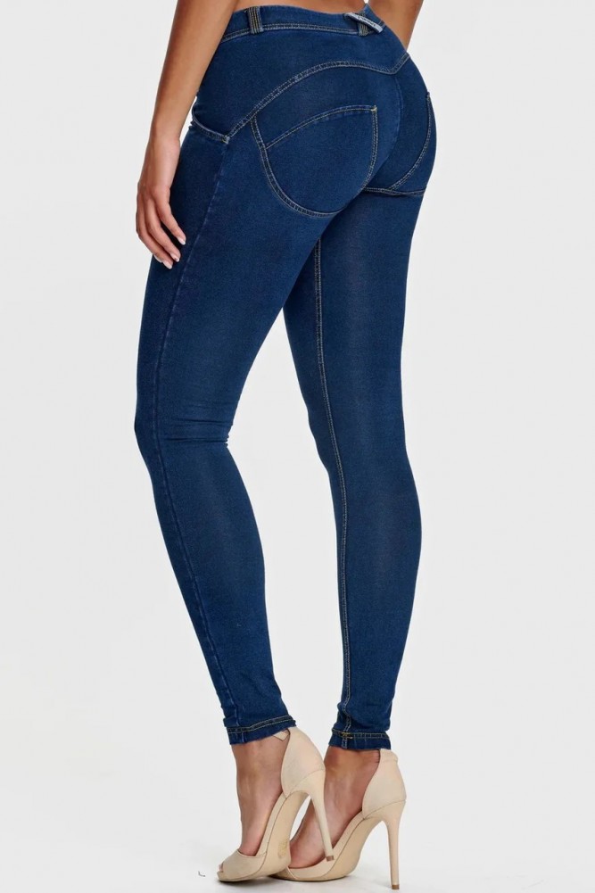 WR.UP ®, NORMALEN PAS, SKINNY, IZ EKOLOŠKE  TKANINE,  TEMEN DENIM Z RUMENIMI ŠIVI