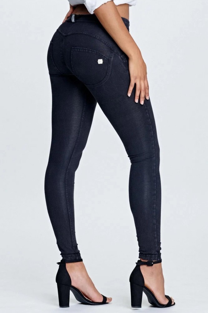 WR.UP®, NORMALAN STRUK, SKINNY, CRNI DENIM SA CRNIM PROŠIVIMA