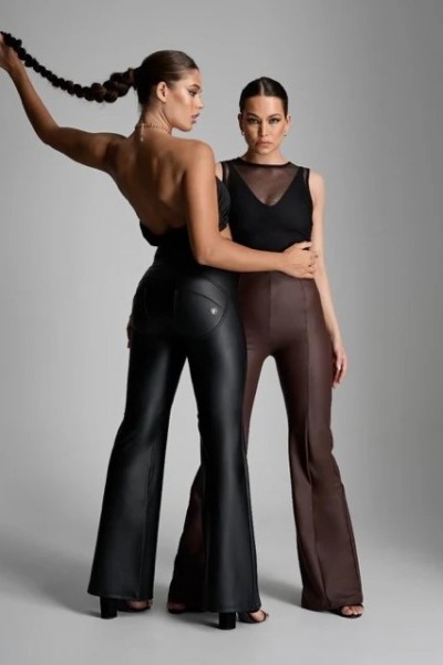 WR.UP® super flare push up hlače z visokim pasom iz imitacije usnja, 