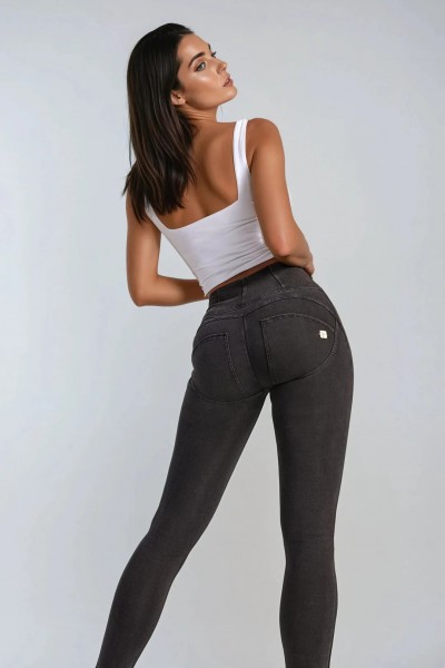 WR.UP® denim, visok pas, normalna dolžina, z zadrgo, črne z črnimi šivi