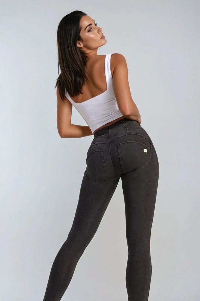 WR.UP® denim, visok pas, normalna dolžina, z zadrgo, črne z črnimi šivi