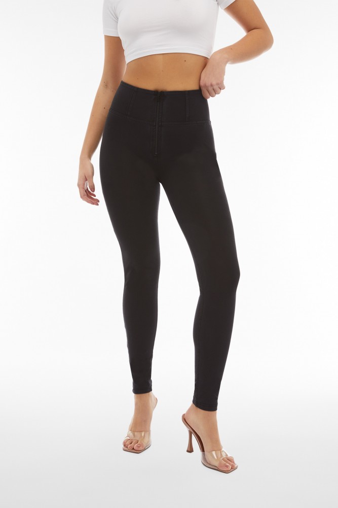 WR.UP® denim, visok pas, normalna dolžina, z zadrgo, črne z črnimi šivi
