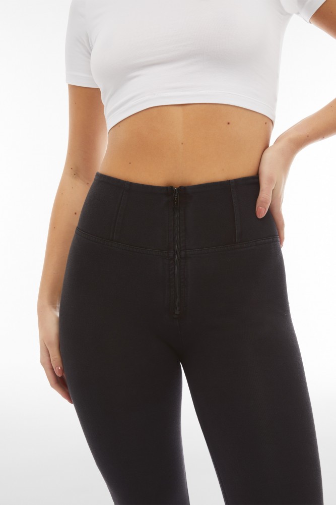 WR.UP® denim, visok pas, normalna dolžina, z zadrgo, črne z črnimi šivi