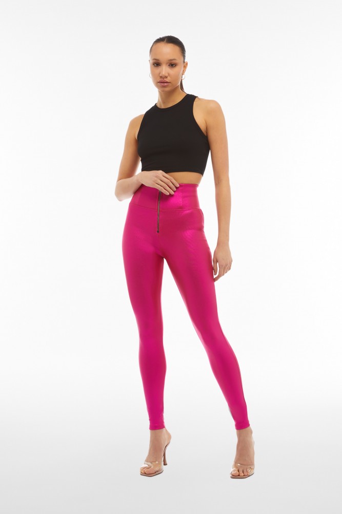 WR.UP® hlače z izjemno visokim pasom iz sijoče prevlečene tkanine