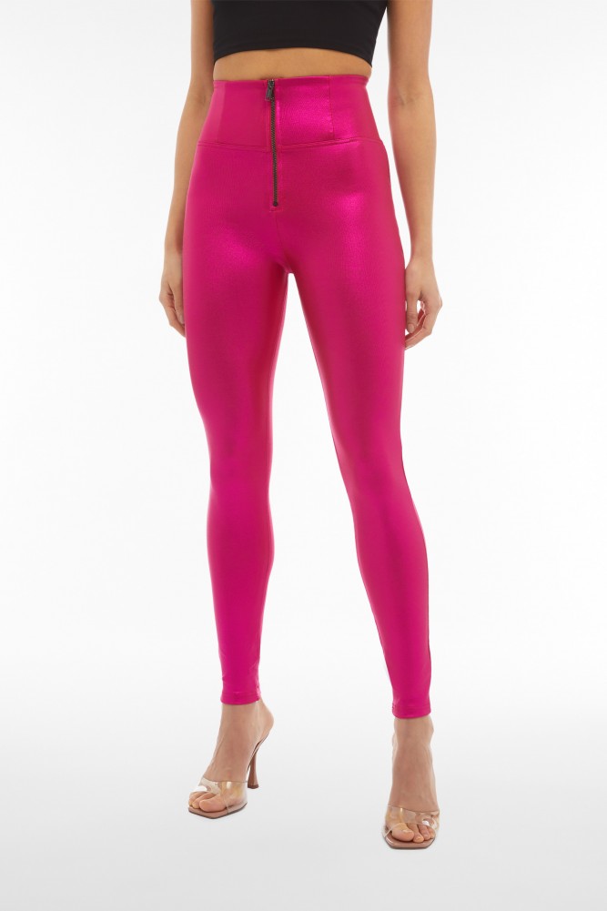 WR.UP® hlače z izjemno visokim pasom iz sijoče prevlečene tkanine