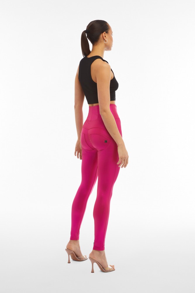 WR.UP® hlače z izjemno visokim pasom iz sijoče prevlečene tkanine