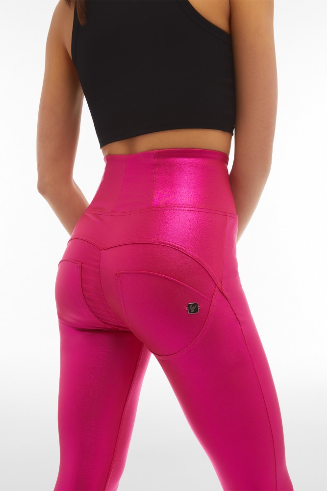 WR.UP® hlače z izjemno visokim pasom iz sijoče prevlečene tkanine