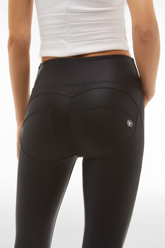 WR.UP®. hlače push-up  DIWO® tkanina z visokim pasom iz sijoče tkanine,