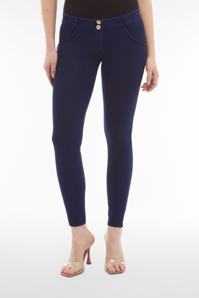 WR.UP® push-up hlače z nizkim pasom z temnim denim efektom