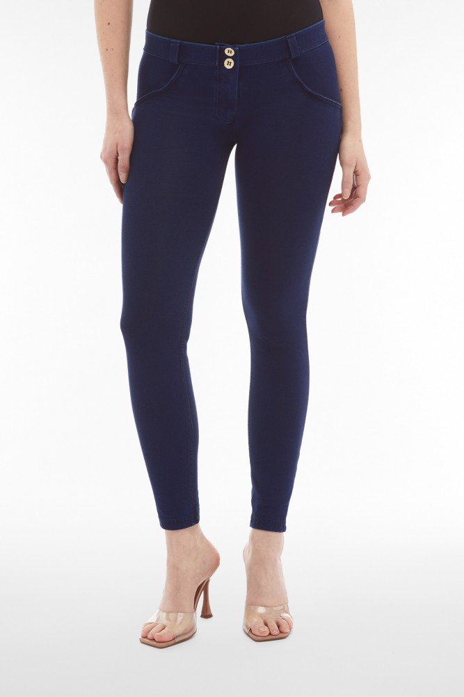 WR.UP® push-up hlače z nizkim pasom z temnim denim efektom