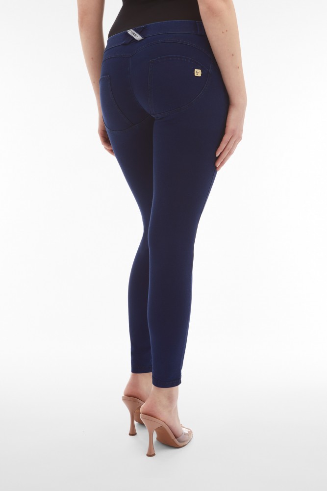 WR.UP® push-up hlače z nizkim pasom z temnim denim efektom