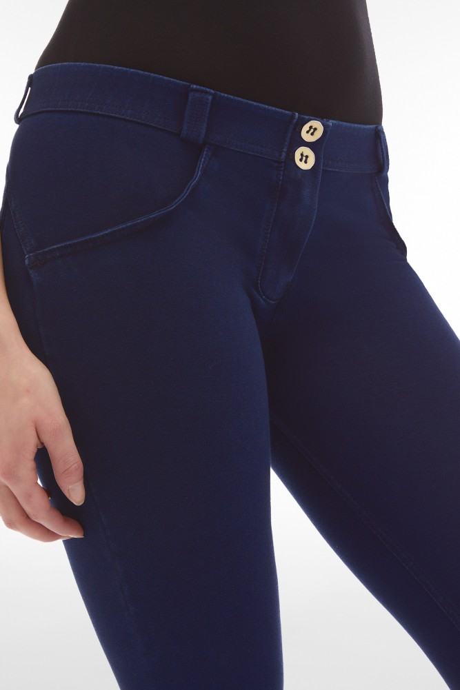 WR.UP® push-up hlače z nizkim pasom z temnim denim efektom