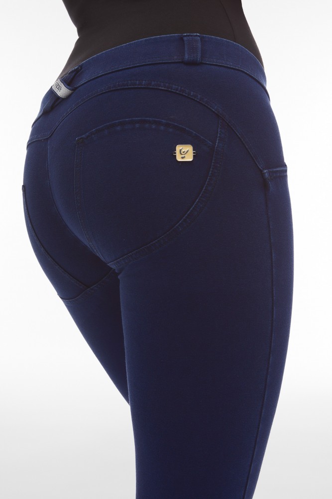 WR.UP® push-up hlače z nizkim pasom z temnim denim efektom