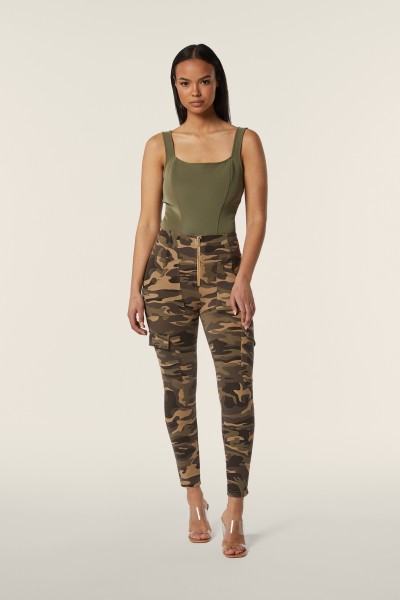 WR.UP® hlače z visokim pasom v cargo slogu iz temnega kamuflažnega džersija