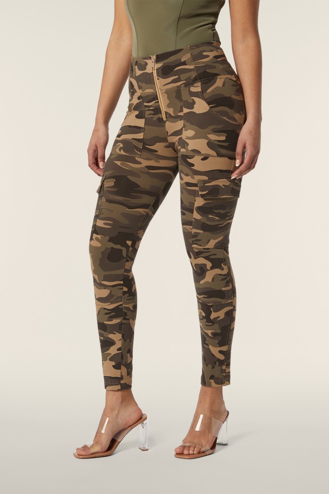 WR.UP® hlače z visokim pasom v cargo slogu iz temnega kamuflažnega džersija