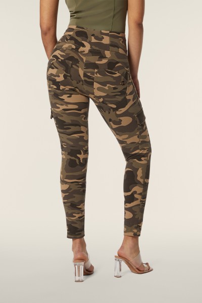 WR.UP® hlače z visokim pasom v cargo slogu iz temnega kamuflažnega džersija