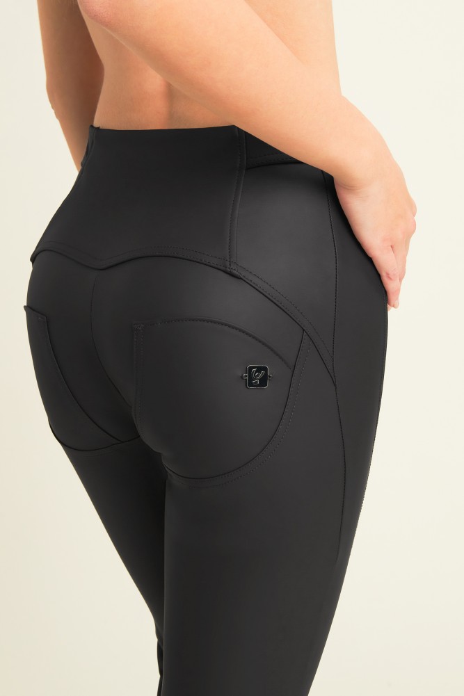 WR.UP® super skinny hlače 7/8 dolžine z dinamičnimi šivi iz ekološkega usnja, SS26