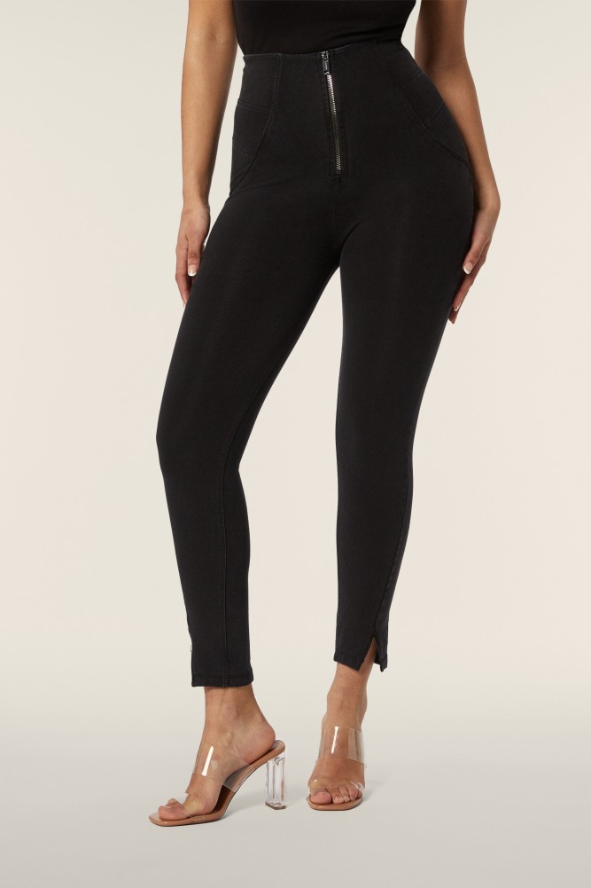 WR.UP®  hlače do gležnjev z izjemno visokim pasom in razporki na robovih, SS25