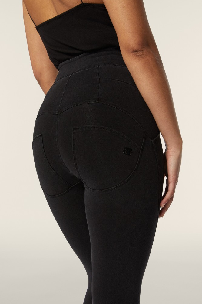 WR.UP®  hlače do gležnjev z izjemno visokim pasom in razporki na robovih, SS25