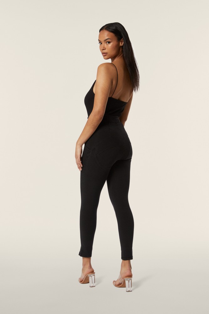 WR.UP®  hlače do gležnjev z izjemno visokim pasom in razporki na robovih, SS25