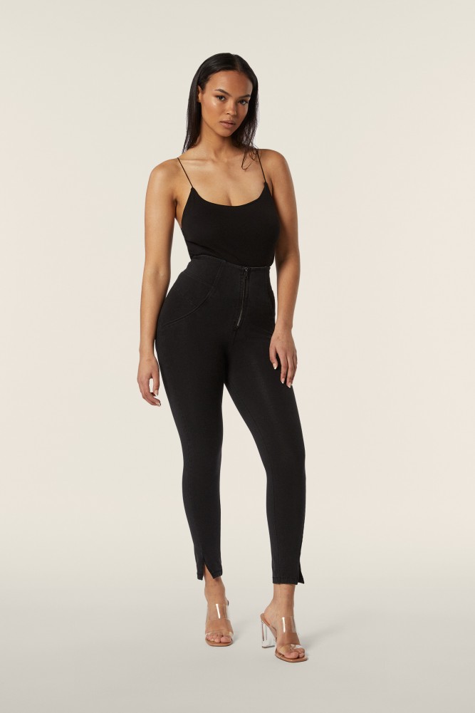 WR.UP®  hlače do gležnjev z izjemno visokim pasom in razporki na robovih, SS25