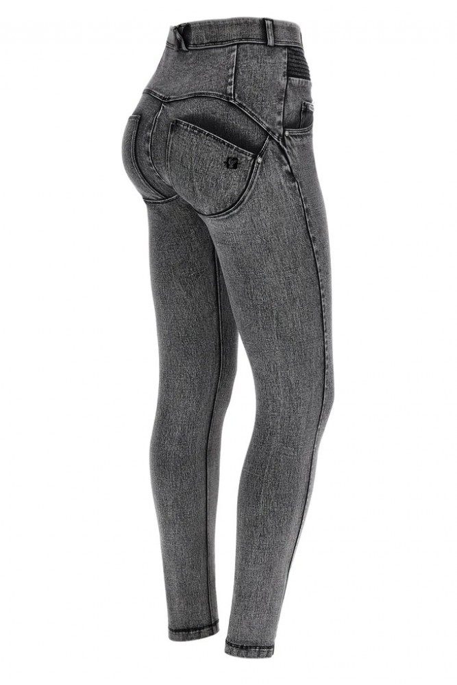 WR.UP® kavbojke iz tkanega denima z zelo visokim pasom in vstavki