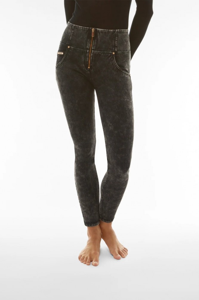 WR.UP® kavbojke z visokim pasom in acid wash učinkom iz bull denima