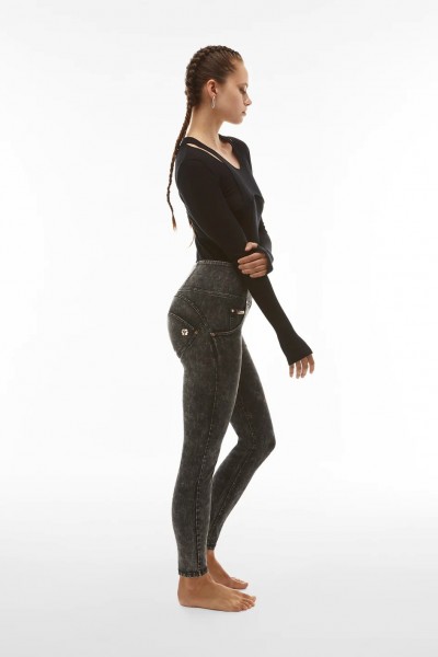 WR.UP® kavbojke z visokim pasom in acid wash učinkom iz bull denima