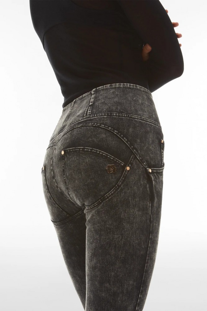 WR.UP® kavbojke z visokim pasom in acid wash učinkom iz bull denima