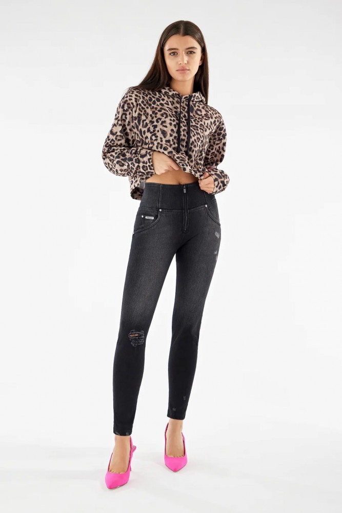 WR.UP®  push-up kavbojke z visokim pasom in raztrganimi detajli iz tkanega denima