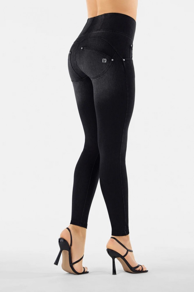 WR.UP®  push-up kavbojke z visokim pasom in raztrganimi detajli iz tkanega denima