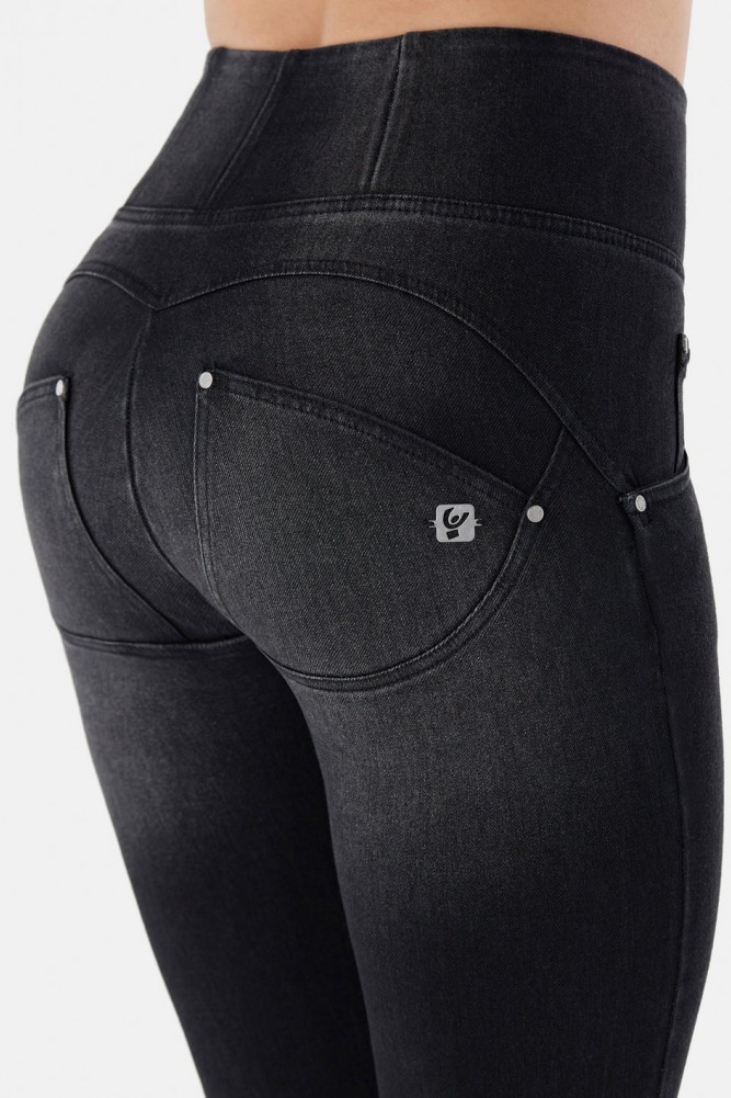 WR.UP®  push-up kavbojke z visokim pasom in raztrganimi detajli iz tkanega denima