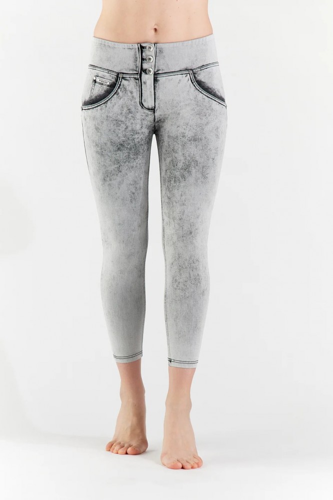 WR.UP® kavbojke, višji pas,  7/8  z acid wash učinkom iz tkanega denima