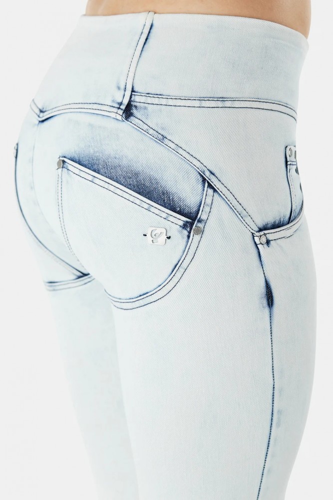 WR.UP® kavbojke, višji pas,  7/8  z acid wash učinkom iz tkanega denima